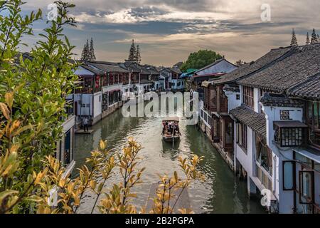 Shanghai, CHINA, 1. NOVEMBER: Blick auf den Fluss der traditionellen chinesischen Architektur in der uralten Wasserstadt Zhujiajiao am 01. November 2019 in Shanghai Stockfoto