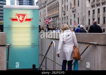 Frauen betreten die Toronto Transit Commission (TTC) U-Bahnstation an der Union Station. Stockfoto