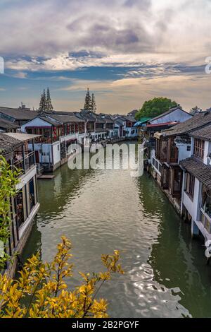 Shanghai, CHINA, 1. NOVEMBER: Blick auf den Fluss der traditionellen chinesischen Architektur in der uralten Wasserstadt Zhujiajiao am 01. November 2019 in Shanghai Stockfoto