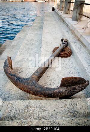 Abstraktes Bild eines großen alten Ankers am Pier Dubai Creek VAE. Stockfoto