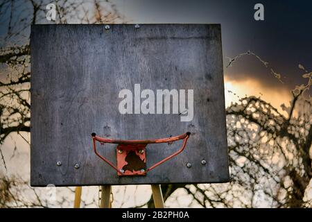 Verrostter alter Basketballkorb gegen den Himmel am Abend Stockfoto