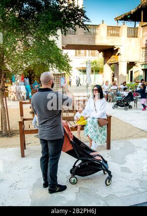 Farbbild der Familie am Dubai Creek VAE. Stockfoto