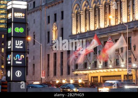 Pole mit Transitmöglichkeiten von Toronto Union Station und dem Fairmont Royal York Hotel im Hintergrund. Stockfoto