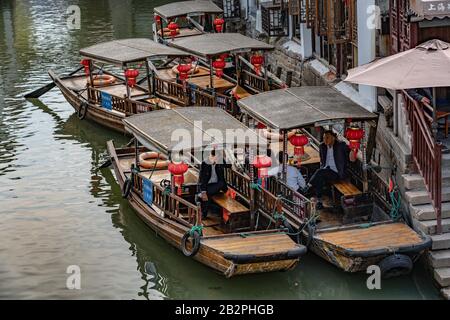 Shanghai, CHINA, 1. NOVEMBER: Traditionelle chinesische Boote, die am Flussufer der antiken Wasserstadt Zhujiajiao am 01. November 2019 auf Passagiere warten Stockfoto