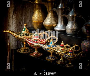 Farbbild von magischen Lampen und traditionellen arabischen Stil Kaffeekannen in der Altstadt Marktstand Dubai VAE Stockfoto