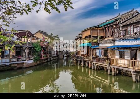 Shanghai, CHINA, 1. NOVEMBER: Traditionelle chinesische Ufergebäude in der uralten Wasserstadt Zhujiajiao, einem beliebten Reiseziel am 01. November 2 Stockfoto