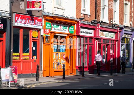 Geschäfte mit Wohnungen oben, in Rugby, Warwickshire, England Stockfoto