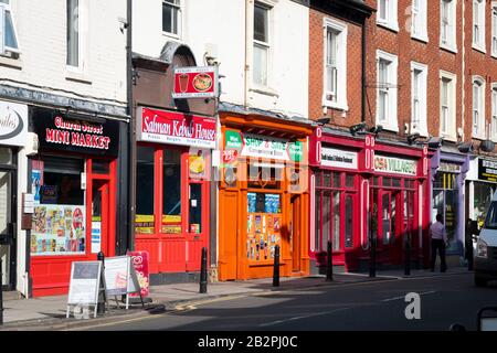 Geschäfte mit Wohnungen oben, in Rugby, Warwickshire, England Stockfoto