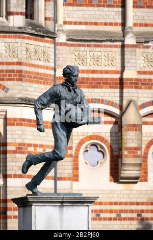 Statue von William Webb-Ellis, dem Urheber des Rugby-Fußballs, außerhalb der Rugby School, Rugby, Warwickshire, England. Stockfoto