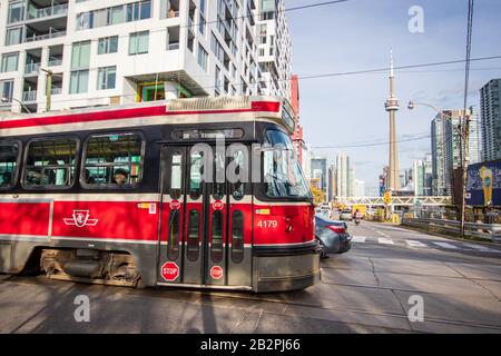 Eine alte TTC-Straßenbahn fährt an einem sonnigen Nachmittag auf die Bathurst St.-Brücke mit dem CN Tower im Hintergrund. Stockfoto