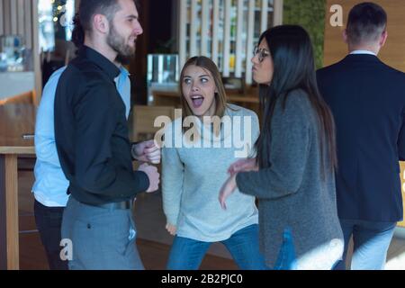 Fröhliche Kollegen tanzten auf der Firmenparty. Fröhliche Mitarbeiter tanzten auf der Firmenfeier, feierliche des Erfolgs. Stockfoto