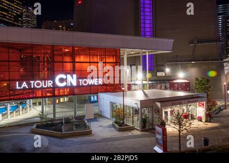 Das Fundament des CN Tower Gebäudes leuchtet spät in der Nacht an einem ruhigen Abend in der Innenstadt von Toronto. Stockfoto