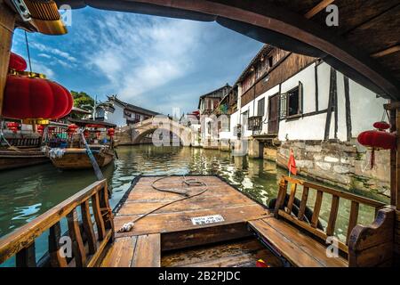 Shanghai, CHINA, 1. NOVEMBER: Traditionelles chinesisches Boot am Fluss Zhujiajiao Ancient Water Town am 01. November 2019 in Shanghai Stockfoto