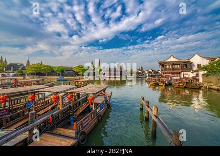 Shanghai, CHINA, 1. NOVEMBER: Traditionelle chinesische Boote dockten am Flussufer in der Zhujiajiao Ancient Water Town am 01. November 2019 in Shanghai an Stockfoto