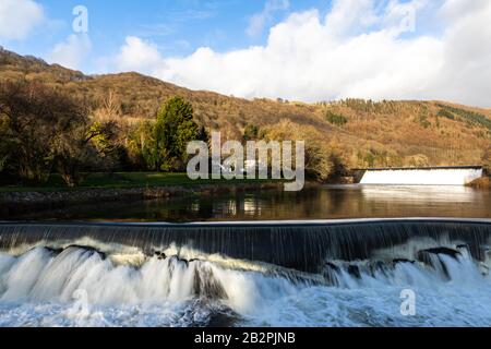 Cwmrheidol, Aberystwyth, Ceredigion, Wales, Großbritannien. März 2020 Wetter in Großbritannien: Am späten Nachmittag fällt der Sonnenschein über den Cwmrheidol-Staudamm nach einem gemischten Tag mit Sonnenschein und Wolke in Ceredigion, Mittelwales. © Ian Jones/Alamy Live News Stockfoto