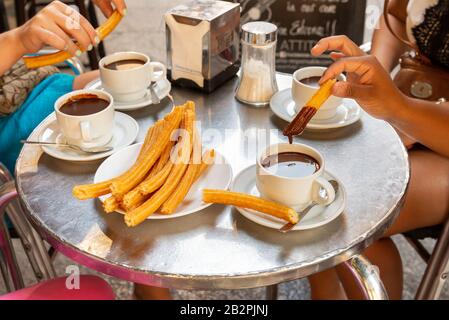 Churros und Schokolade Heißgetränke in der Schokolateria San Gines, Madrid, Spanien Stockfoto