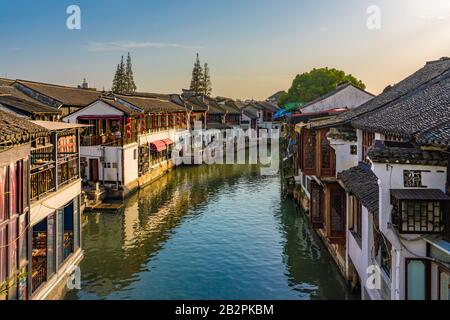 Shanghai, CHINA, 1. NOVEMBER: Traditionelle chinesische Architektur entlang des Flusses in der uralten Wasserstadt Zhujiajiao am 01. November 2019 in Shanghai Stockfoto