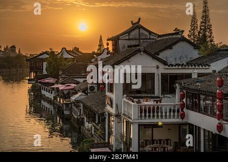 Shanghai, CHINA, 1. NOVEMBER: Blick auf die traditionelle chinesische Architektur entlang des Flusses in der uralten Wasserstadt Zhujiajiao bei Sonnenuntergang am 01. November, Stockfoto