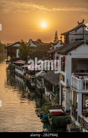 Shanghai, CHINA, 1. NOVEMBER: Blick auf die traditionelle chinesische Architektur entlang des Flusses in der uralten Wasserstadt Zhujiajiao bei Sonnenuntergang am 01. November, Stockfoto