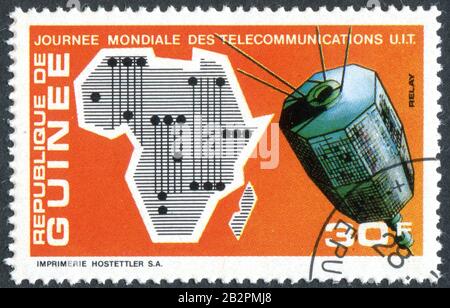 Ein Stempel, der auf Guinea gedruckt wurde und dem 4. Welttag der Telekommunikation gewidmet ist, zeigte die Karte der Afrika- und Relay- Satelliten, ca. 1972 Stockfoto