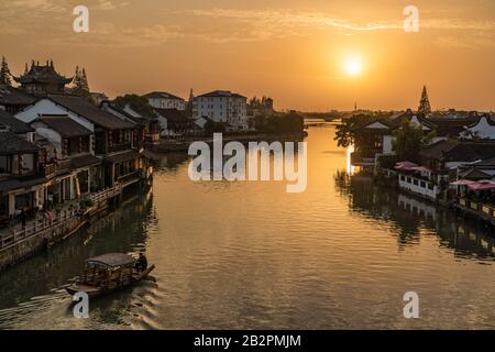 Shanghai, CHINA, 1. NOVEMBER: Blick auf die uralte Flusslandschaft der Wasserstadt Zhujiajiao bei Sonnenuntergang am 01. November 2019 in Shanghai Stockfoto