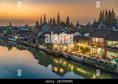 Shanghai, CHINA, 1. NOVEMBER: Blick auf die historischen Gebäude am Flussufer der Altstadt von Zhujiajiao in der Dämmerung am 01. November 2019 in Shanghai Stockfoto