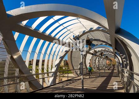 Arganzuela Fußgängerbrücke überqueren den Fluss Manzanares in Madrid Rio Park, Madrid, Spanien Stockfoto