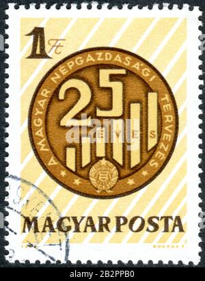 Ungarn - CIRCA 1972: Eine in Ungarn gedruckte Briefmarke, die dem 25. Jahrestag der Geplanten nationalen Wirtschaft gewidmet ist und "25" und Graph, ca. 1972, abbildet Stockfoto