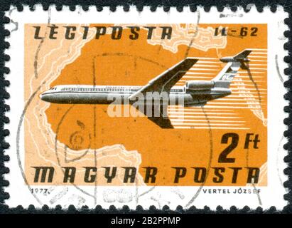 Ungarn - CIRCA 1977: Ein Stempel, der in Ungarn gedruckt wurde, zeigte das Flugzeug IL-62 der CSA über Nordafrika, etwa 1977 Stockfoto