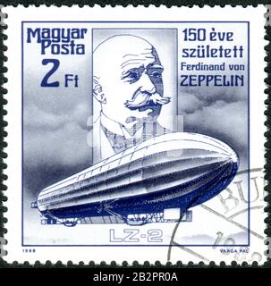 Ein in Ungarn gedruckter Stempel, der dem Graf Ferdinand von Zepelin (1838-1917), Designer von Dirigibles, gewidmet war, stellte das Porträt und Luftschiff LZ-2 dar. Stockfoto