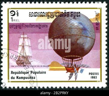 Kampuchea - CIRCA 1983: Eine in Kampuchea (Kambodscha) gedruckte Briefmarke, die dem 200. Jahrestag des ersten Ballonflugs gewidmet ist, stellte Blanchard & dar Stockfoto