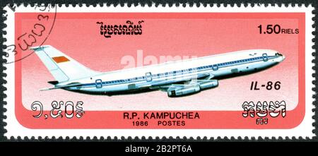 Kampuchea - CIRCA 1986: Eine in Kampuchea (Kambodscha) aufgedruckte Briefmarke, die den Großraumluftflugzeug Iljuschin Il-86, ca. 1986, abbildete Stockfoto