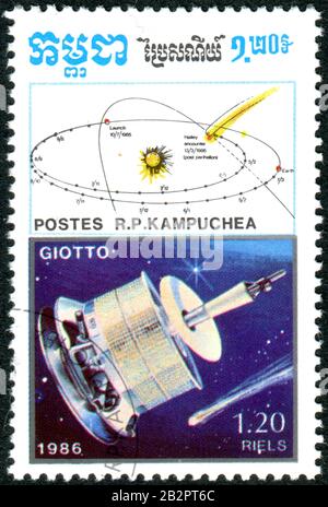 Kampuchea - CIRCA 1986: Ein Stempel, der in Kampuchea (Kambodscha) gedruckt wurde, zeigte das Diagramm der Halleyschen Kometenbahnen und der Raumsonde "Giotto", ca. 1986 Stockfoto