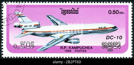 Kampuchea - CIRCA 1986: Eine in Kampuchea (Kambodscha) gedruckte Briefmarke, die den Großraumluftflugzeug McDonnell Douglas DC-10, ca. 1986, darstellte Stockfoto
