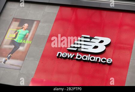 Oberhausens, Deutschland - 11. Februar. 2020: Blick auf das Logo des neuen Balance Sportswear Chain-Stores Stockfoto