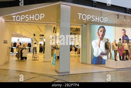 Oberhausens, Deutschland - 11. Februar. 2020: Blick auf den Eingang des Topshop Modekettenladens Stockfoto