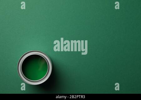 Farbe kann auf grünem Hintergrund, Draufsicht Stockfoto