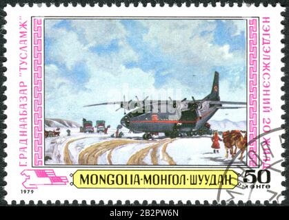 Mongolia - CIRCA 1979: Ein Stempel, der in der Mongolei gedruckt wurde, zeigte das Flugzeug, das im Winter, etwa 1979, Vorräte bringt Stockfoto