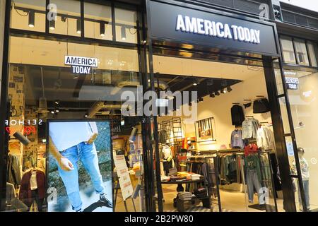 Oberhausens, Deutschland - 11. Februar. 2020: Blick auf den Eingang des America Today Modekettenladens Stockfoto