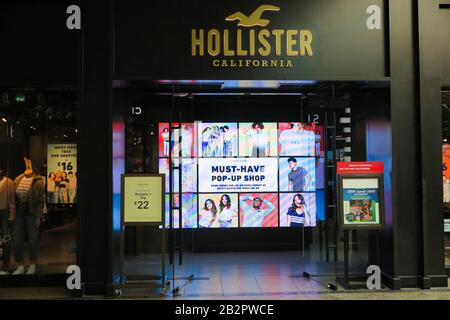 Oberhausens, Deutschland - 11. Februar. 2020: Blick auf den Eingang des Hollister Modekettenladens Stockfoto