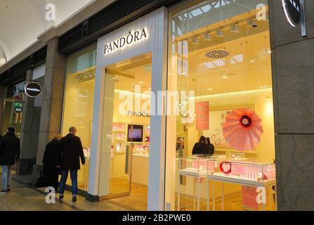 Oberhausens, Deutschland - 11. Februar. 2020: Blick auf den Eingang des Pandora Juweliershops Stockfoto