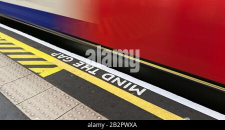 Beachten Sie das Lückenschild mit der Schnellfahrbahn in London. Stockfoto