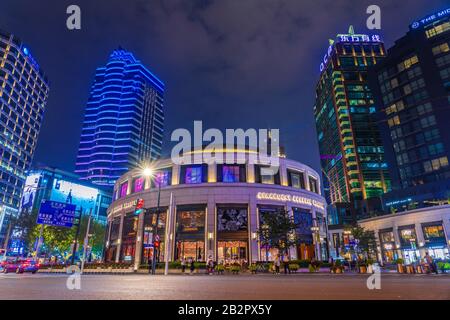 Shanghai, CHINA, 02. NOVEMBER: Nachtansicht des Starbucks Reserve-Roasterium-Gebäudes der Weltgrößten Starbucks am 02. November 2019 in Shanghai Stockfoto