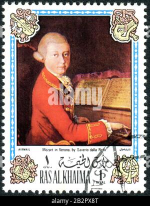 Ein Stempel, der in Ras al Khaimah (VAE) gedruckt wurde, zeigt das Porträt von Wolfgang Amadeus Mozart in Verona, von Saverio della Rosa (1745-1821), ca. 1972 Stockfoto