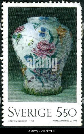 Schweden - CIRCA 1992: Eine in Schweden gedruckte Briefmarke zeigt die Rorstrand Vase von Erik Wahlberg, ca. 1992 Stockfoto
