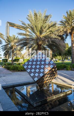 Dubai, VAE - 5. DEZEMBER 2017: Brunnen in Form eines Würfels im Zabeel Park Stockfoto