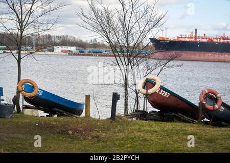Zwei Fischerboote bei Sonnenaufgang am Strand. Stockfoto