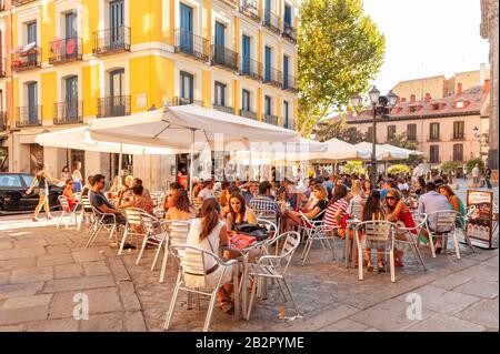 Überfüllte Bartische an der Plaza San Andres, La Latina, Madrid, Spanien Stockfoto