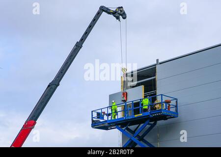 Sandwichpaneele Wandmontage mit Kran und Scherenhub Stockfoto