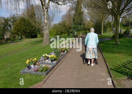 Frau, Friedhof, Spaziergang Stockfoto